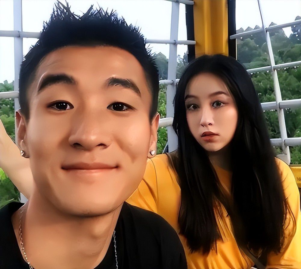 目光扫过四下，他撂下这话后，大步流星来到亭外。